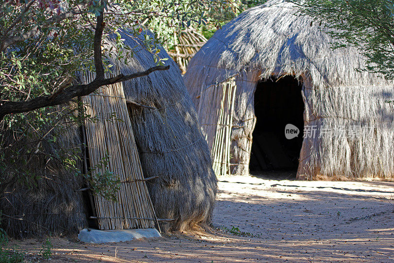 博茨瓦纳:卡拉哈里沙漠布须曼人的传统小屋