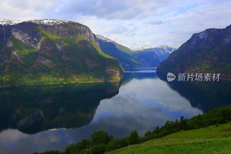 田园诗般的峡湾景观全景，戏剧性的日出，挪威，斯堪的纳维亚