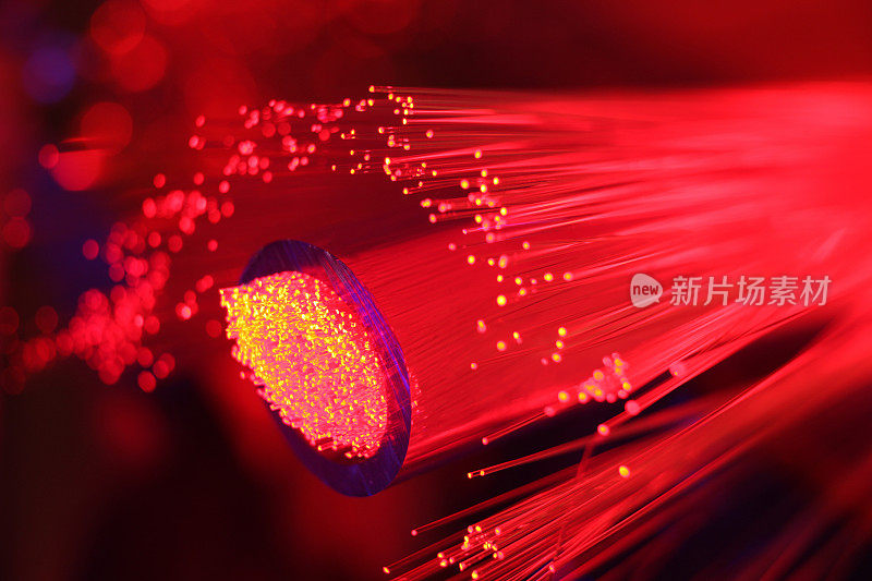 光纤电缆流红光，闪亮的背景，鲜艳的颜色