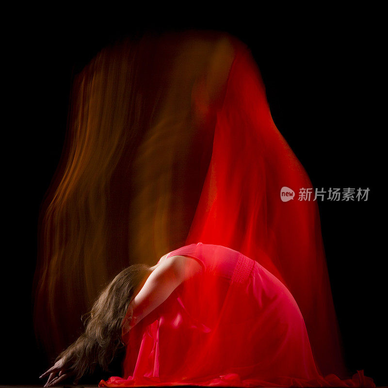 女舞者在红色的裙子上构建模式的黑色
