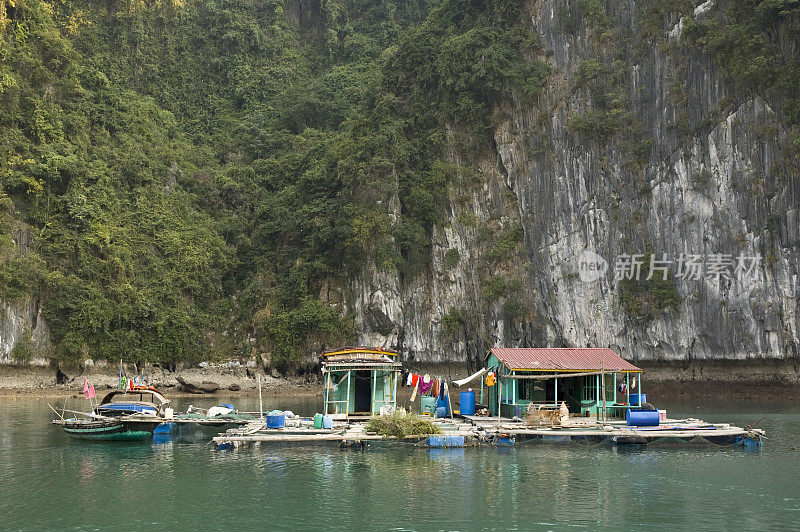 越南下龙湾漂浮村庄的一部分