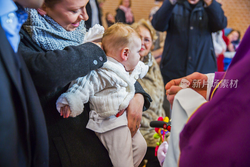牧师正在教堂里给小女孩洗礼