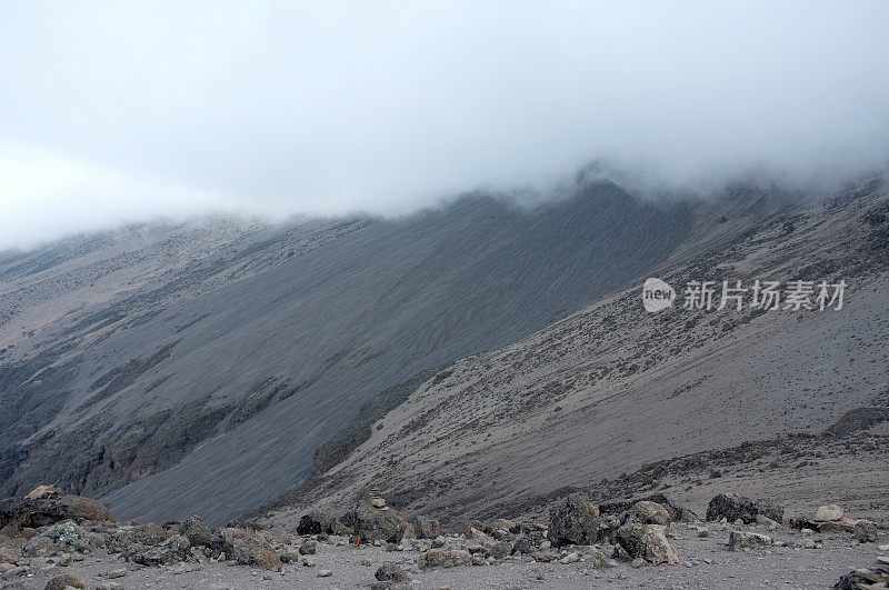 在乞力马扎罗山的斜坡上