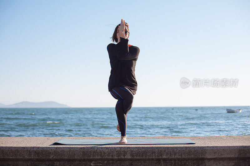 在海边做瑜伽的女人