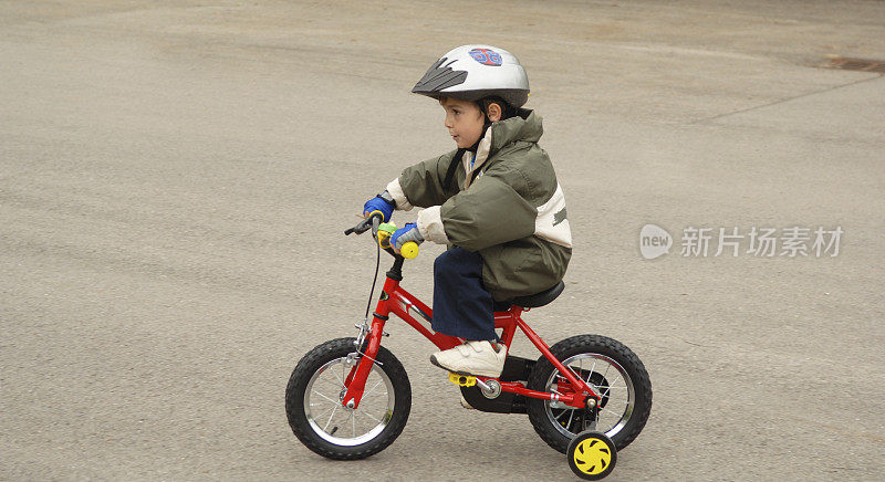 幼儿第一次骑自行车