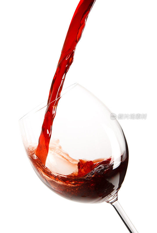 红酒倒入酒杯。