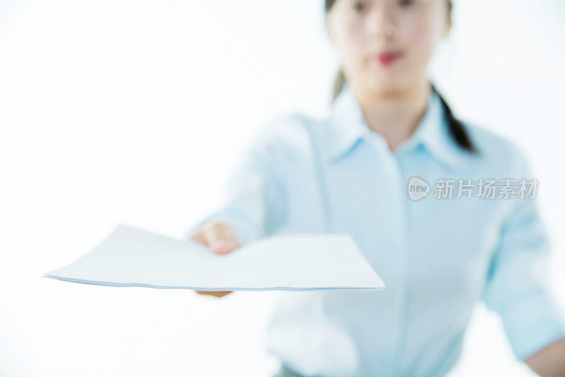 女商人递上一份协议文件