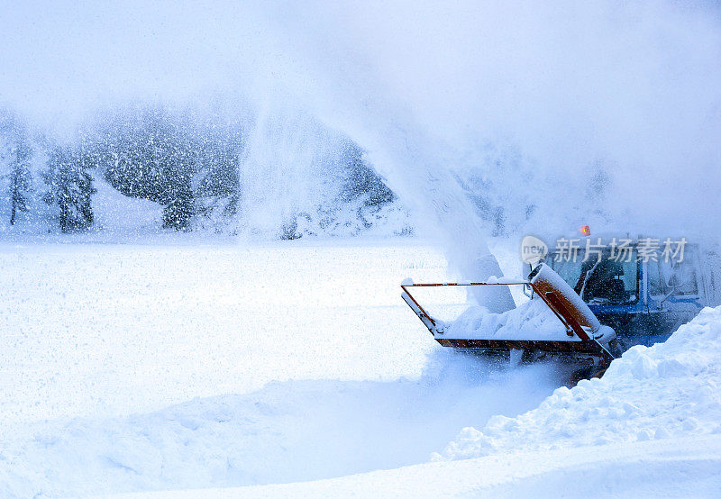 扫雪机在行动