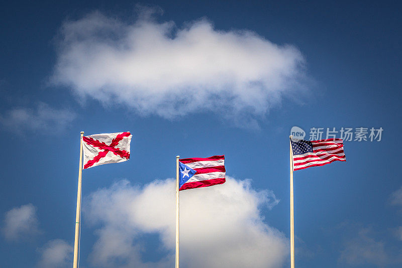 美国国旗，波多黎各国旗和西班牙帝国国旗