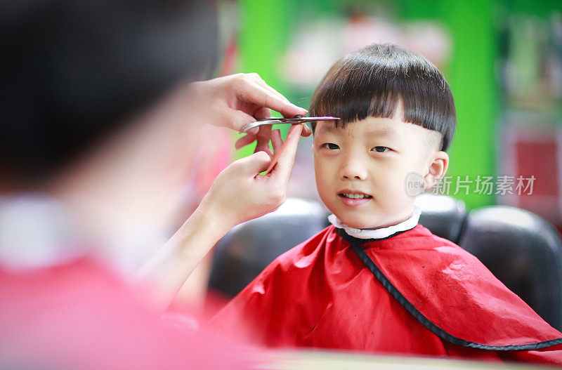 可爱的小男孩在剪头发