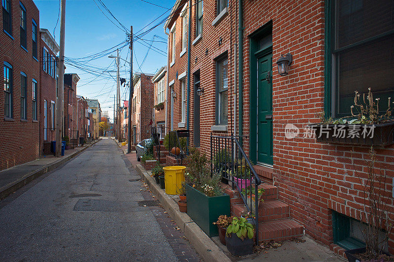 马里兰州巴尔的摩市一排住宅街道上的砖房