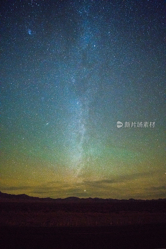 美国内华达，日落时遥远山巅上的星空