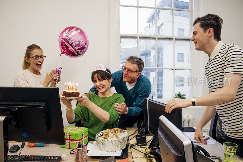 在办公室庆祝生日