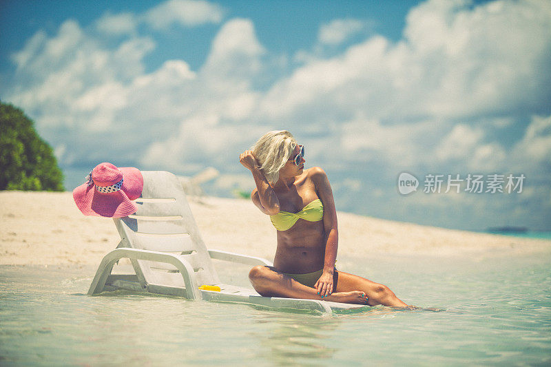 在浅水和日光浴的安乐椅上放松，马尔代夫