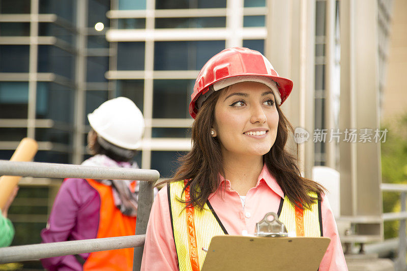 在城市建筑项目中工作的女性工程师或建筑师团队。