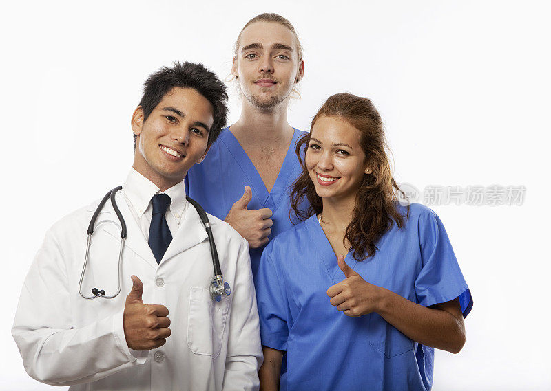 三个穿着手术服的医科学生