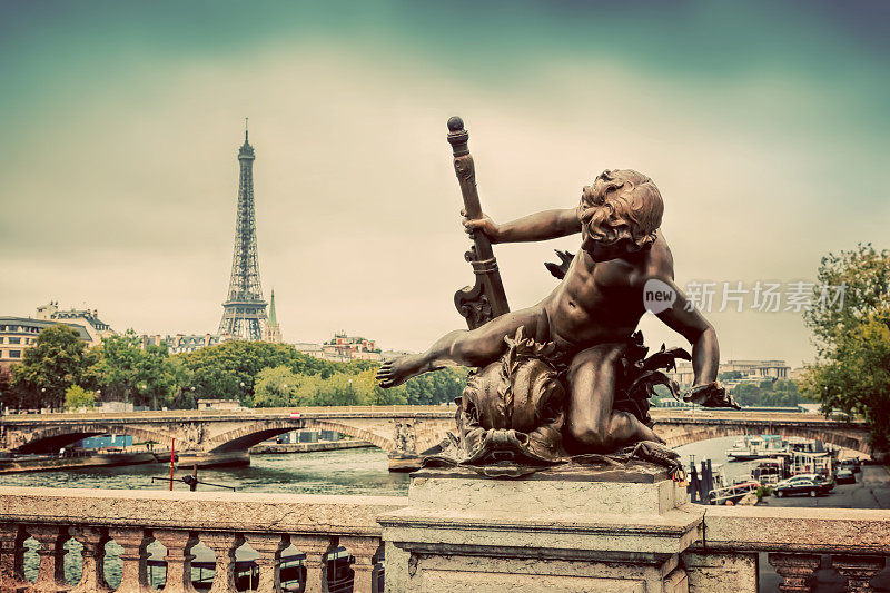 法国巴黎亚历山大三世桥上的雕像。塞纳河和埃菲尔铁塔。