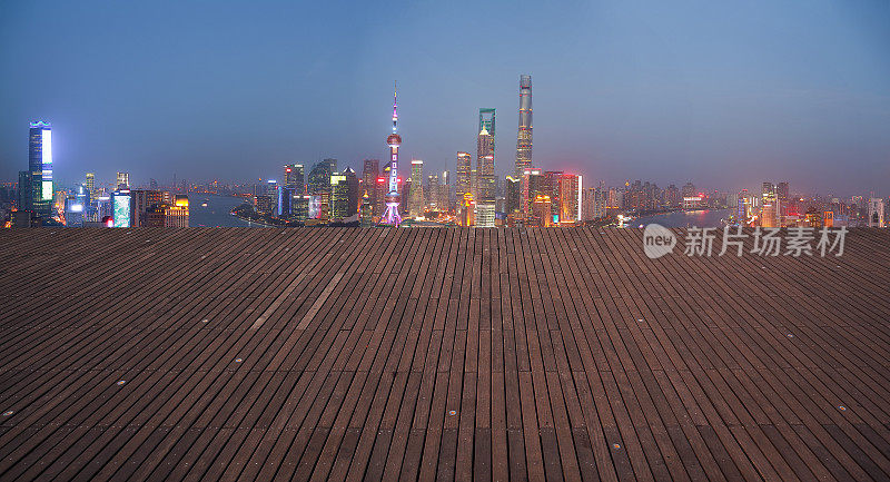 空木地板与城市地标建筑背景在上海外滩全景天际线鸟瞰图