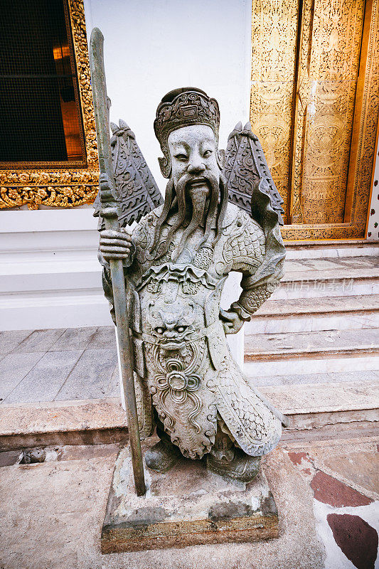 卧佛寺的中国石雕守护雕像