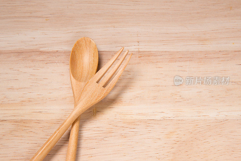 桌上放着木勺和木叉
