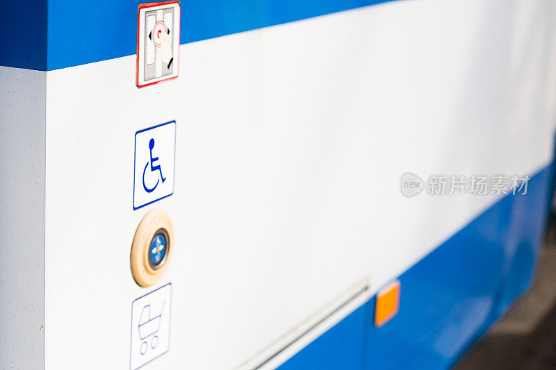 残疾人标志，轮椅，有轨电车门