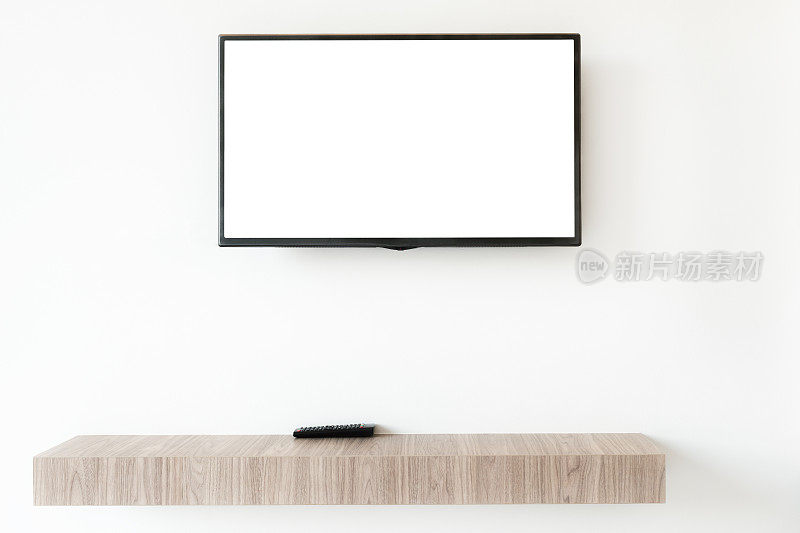 在家里客厅的木架上模拟平板电视屏幕和远程控制面板。