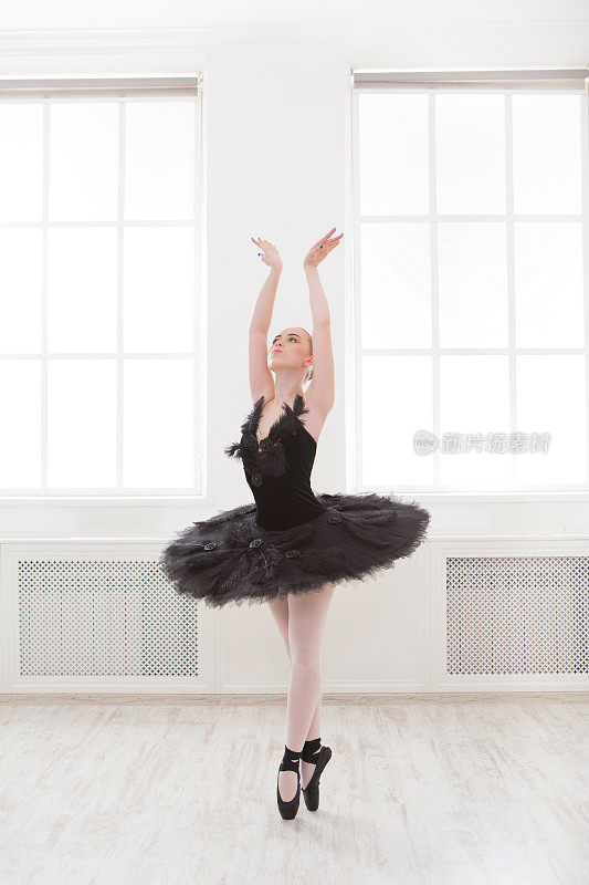 穿着黑天鹅裙的美丽优雅的芭蕾舞者