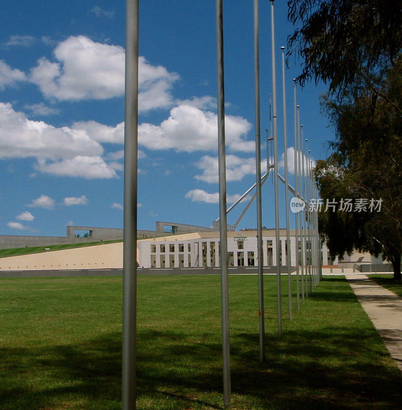 澳大利亚堪培拉，澳大利亚国会大厦前草坪边的旗杆