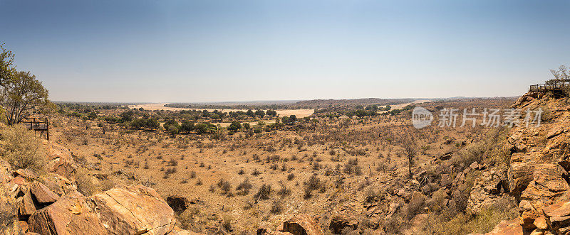 南非马蓬古布韦国家公园的沙漠景观和干涸的河床全景