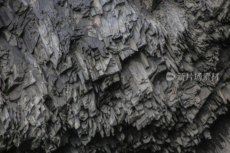Reynisfjara海滩上美丽的玄武岩岩层