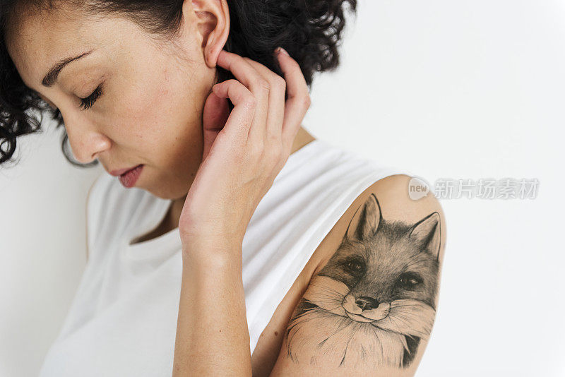 一个有纹身的情绪化女人的肖像