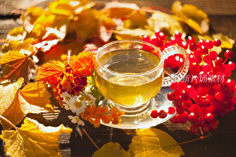 桌上漂亮的玻璃碗里盛着美味的秋茶