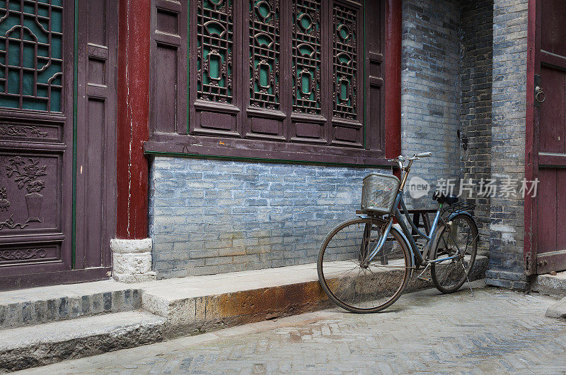 在中国西安的大清真寺里，一辆自行车停在一堵装饰好的墙上