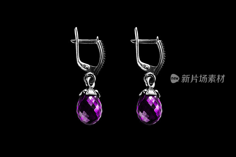 紫水晶耳环孤立