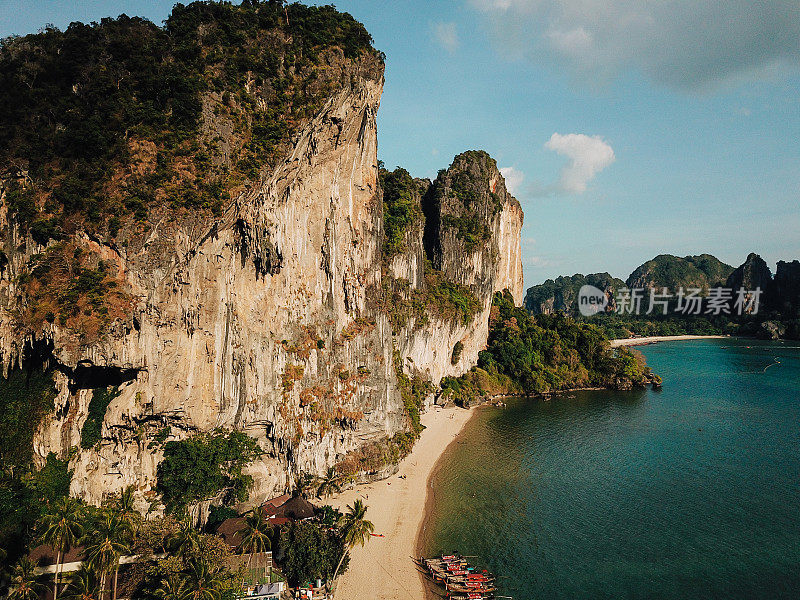 泰国甲米省拉伊莱海滩旁的悬崖