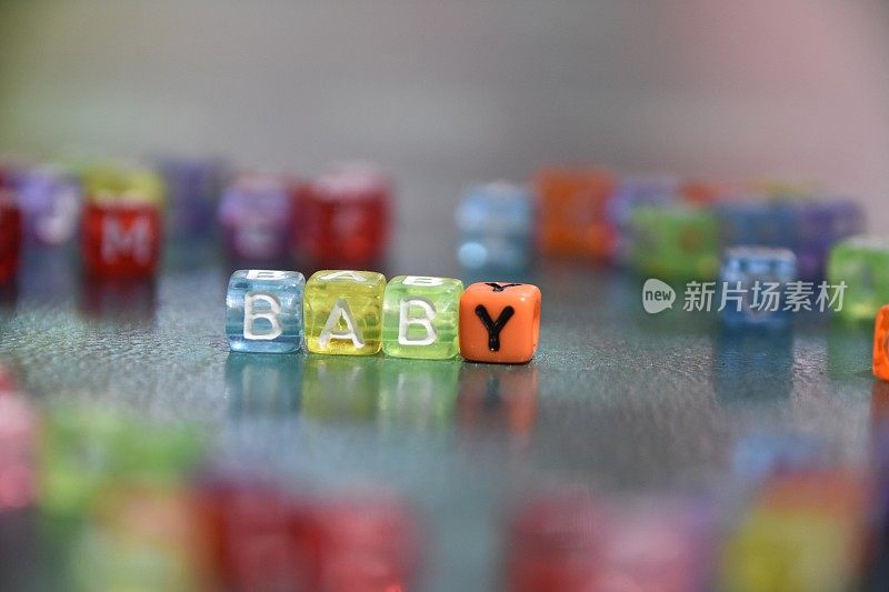 单词BABY是由字母立方体组成的