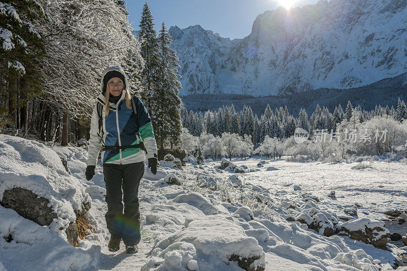一个年轻的女人享受冬天的清晨田园，朱利安阿尔卑斯山，欧洲，意大利
