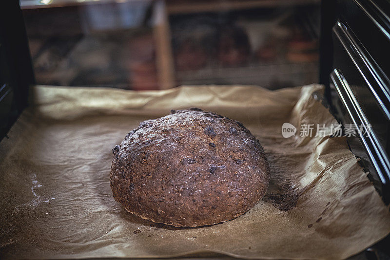 用烤箱烘烤自制黑面包