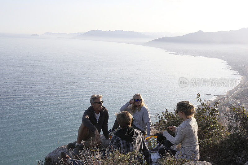 一家人一起在山上的海边野餐