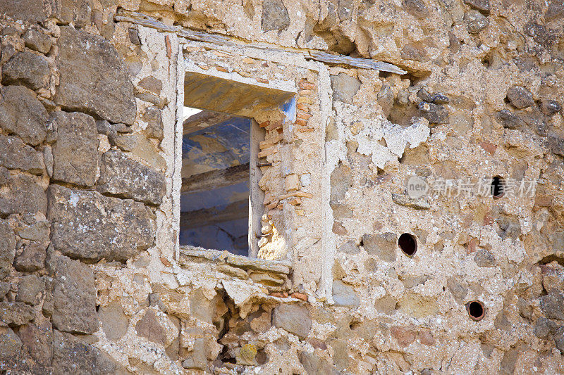 废弃的岩石房子在加泰罗尼亚地区。