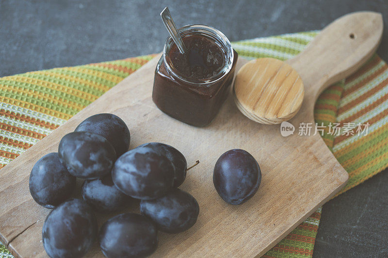 果酱和新鲜李子