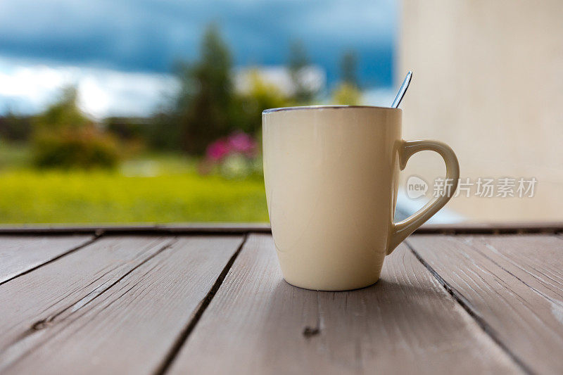 在木窗台上喝杯茶或咖啡