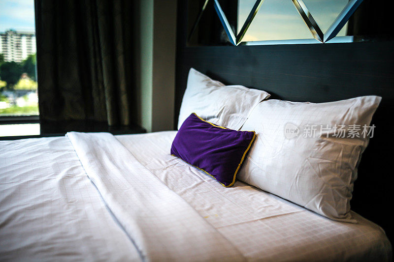 温暖舒适的酒店床，柔软的枕头，放松的时间