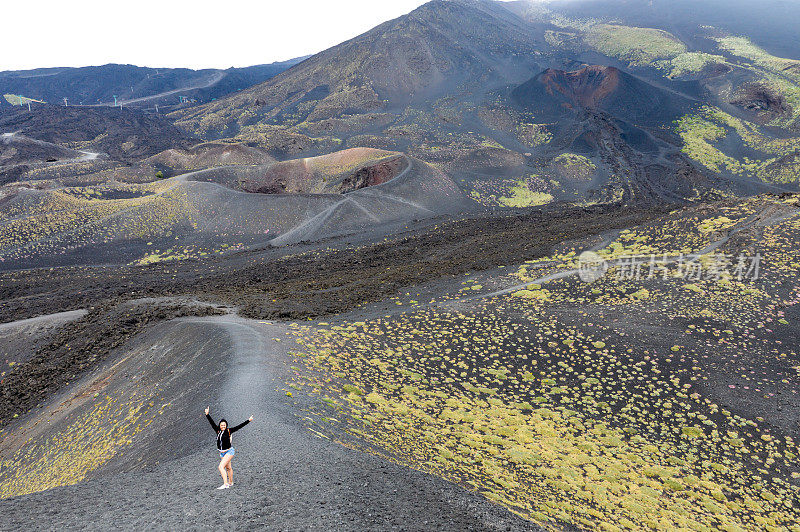 年轻女子探索火山景色