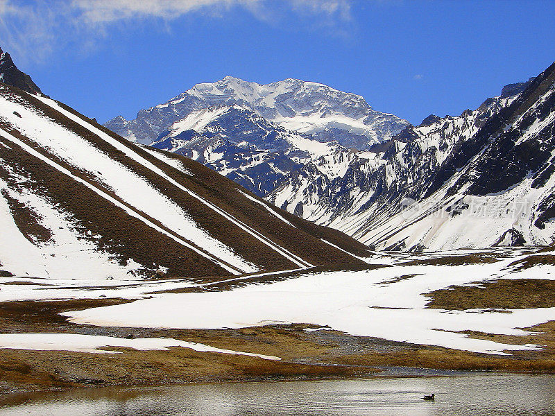 令人印象深刻的阿空加瓜雪峰和冰川湖，亚洲以外最高的山，冰川，冰碛和裂缝-田园诗般的安第斯山脉，戏剧性的安第斯科迪勒拉景观全景-门多萨省安第斯，智利和阿根廷边境