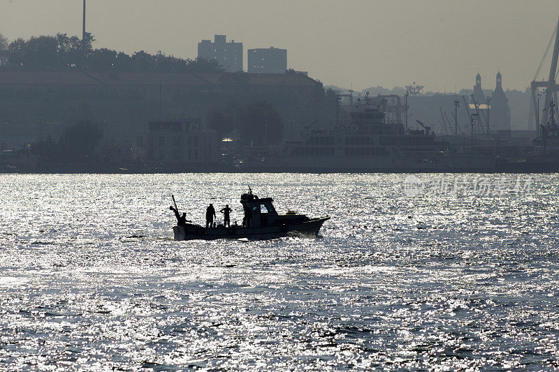 土耳其伊斯坦布尔附近的博斯普鲁斯海峡沿岸的一艘小渔船