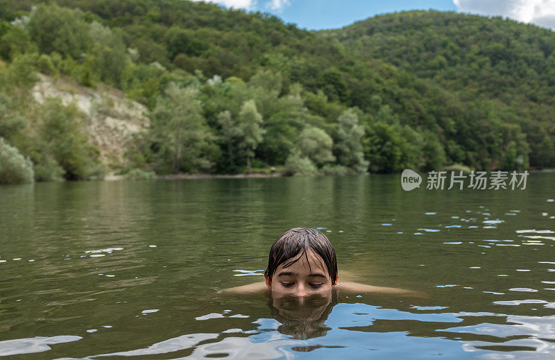 在湖中浸泡