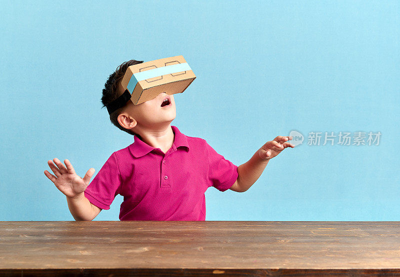 孩子正在发现虚拟现实眼镜