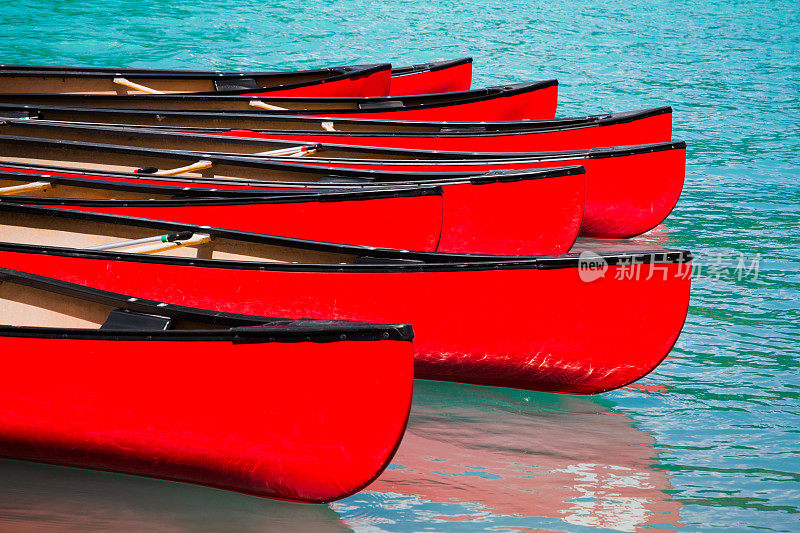 湖中的红色独木舟