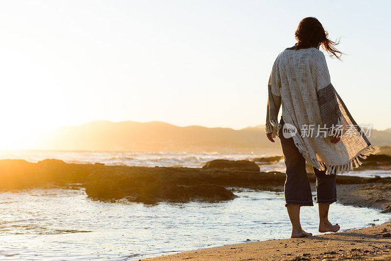 在海滩上散步的女人